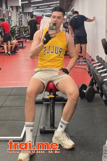 Model Thời Trang Cao 1m80 Đẹp Trai Làm Kín Đáo Tránh Thủ Khách ( Thuận A390 )